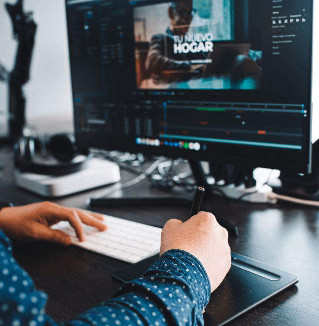 Miembro de InMore Creative trabajando.